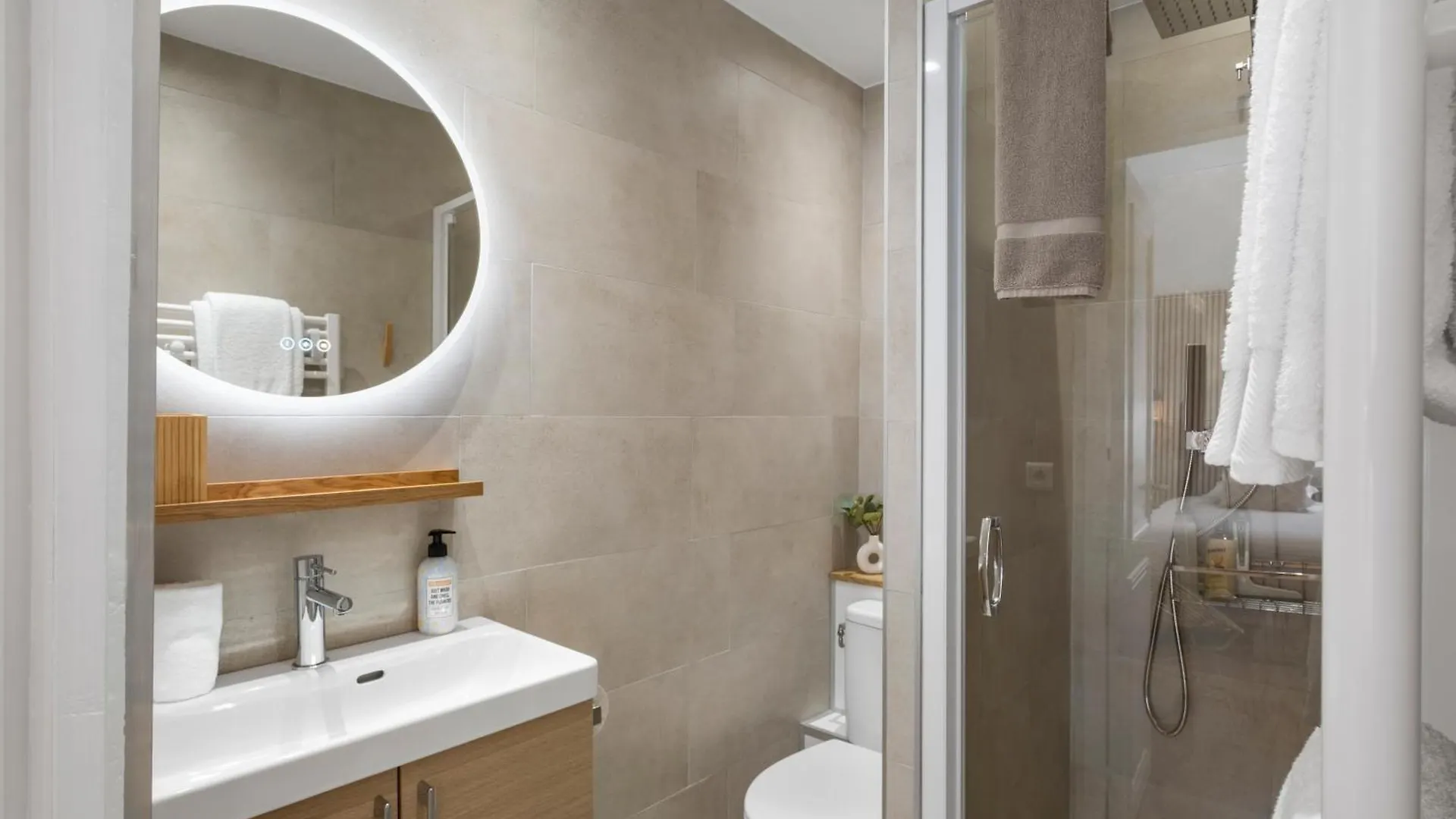 Cannes Heart, 3 Bedroom 3 Bath, 100M Palais & Beach Apartment