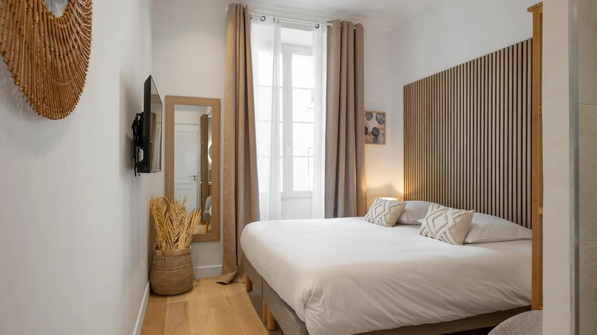 Cannes Heart, 3 Bedroom 3 Bath, 100M Palais & Beach Apartment